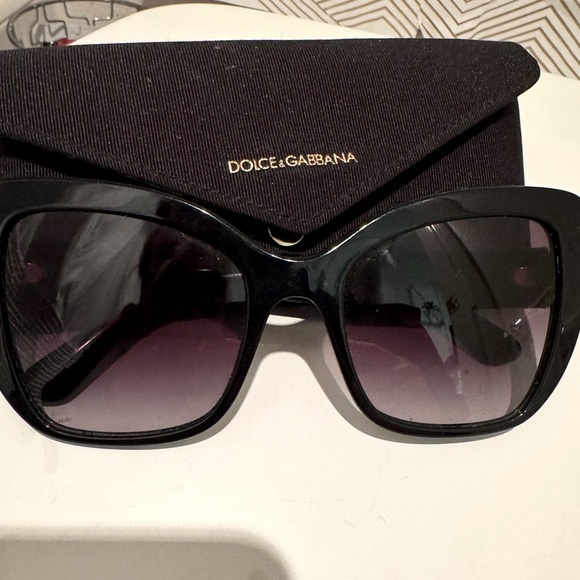 Authentic Dolce&Gabbana Black cat eye frame grey lense
DG4348 - Picture 7 of 11